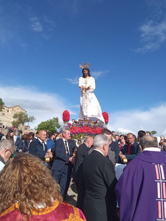 Cristo reina entre las tinieblas y los nubarrones en el Martes Santo andujareño