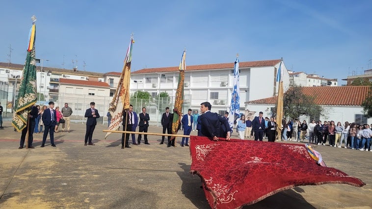 Las banderas pregonan el gozo romero a residencias, centros educativos y de salud