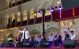 Varios de los artistas participantes durante la actuación. ideal