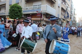 TAMBORES DE LA COFRADÍA DE HUELVA ESTA TARDE POR LA CALLE OLLERÍAS.