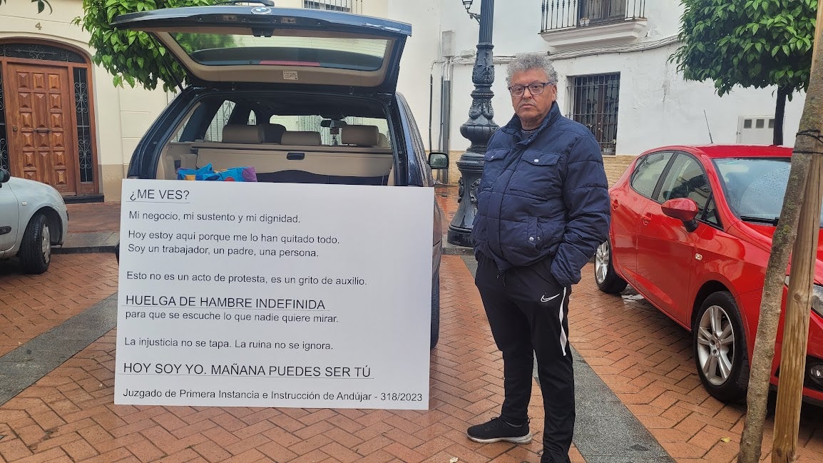 Juan Carlos Planelles con su pancarta en la puerta de Juzgado.