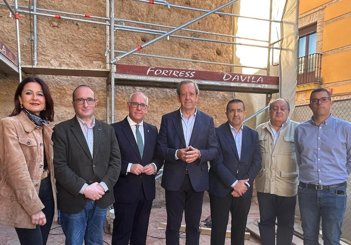 LOS REPRESENTANTES POLÍTICOS CON LOS MIEMBROS DE LA EMPRESA RESPONSABLE DE LAS OBRAS.