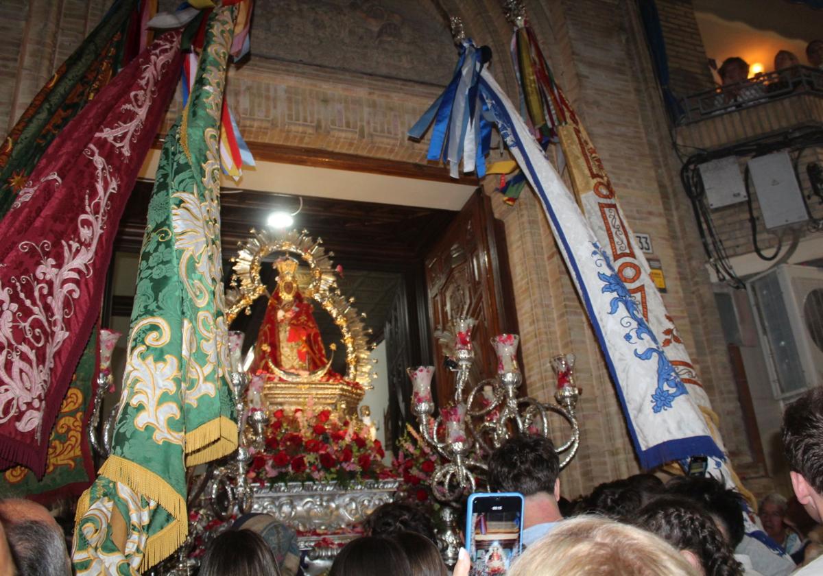 José María Alcántara se dirige a los asistentes antes de la entrada de la Virgen.