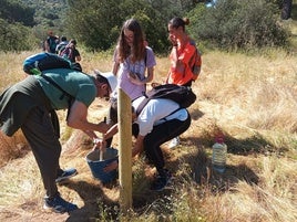 Estudiantes de la ciudad durante las labores de balizamiento.