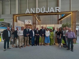 Autoridades y empresarios en el stand de Andújar en Expoliva.