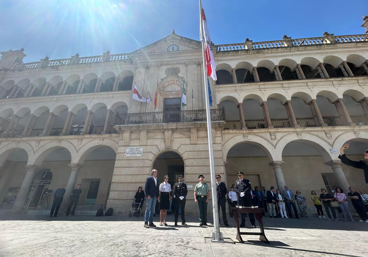 El izado de la enseña de Andújar da lustre al Día de la Ciudad