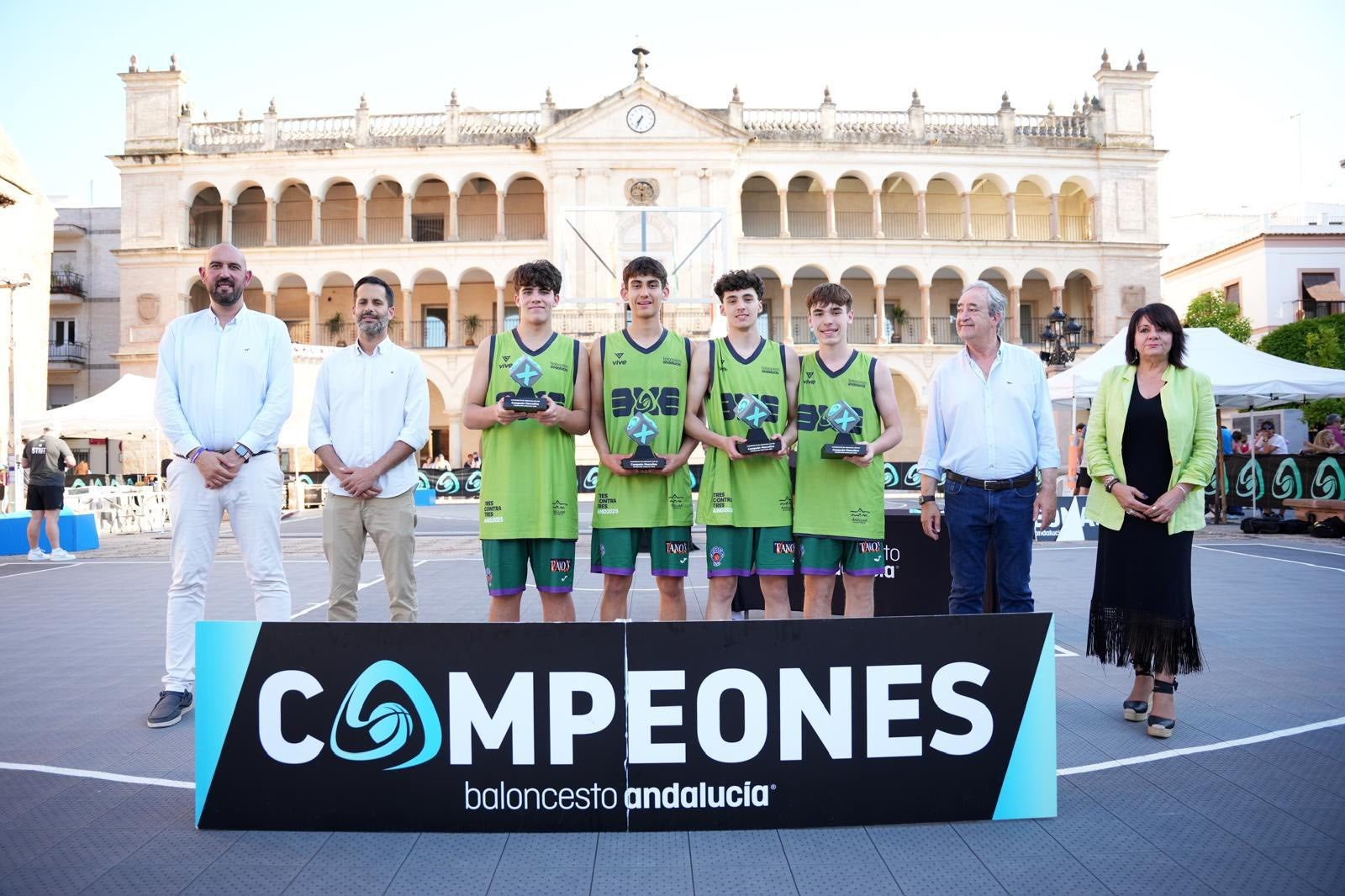 CAMPEONES DE LAS DISTINTAS CATEGORÍAS POSAN CON LOS REPRESENTANTES DE LA ORGANIZACIÓN.