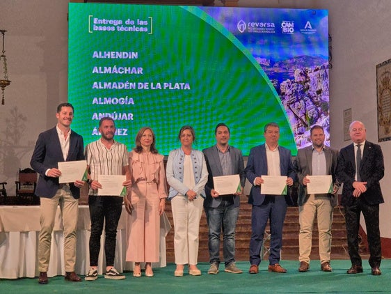 Emilio Rodríguez, al lado de la consejera, junto con los representantes de los otros municipios.