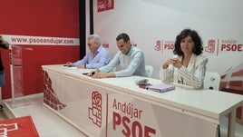 Esteban Morales, Juan Latorre y Ángeles Prieto con los munícipes en la sede de la Agrupación Socialista de Andújar.