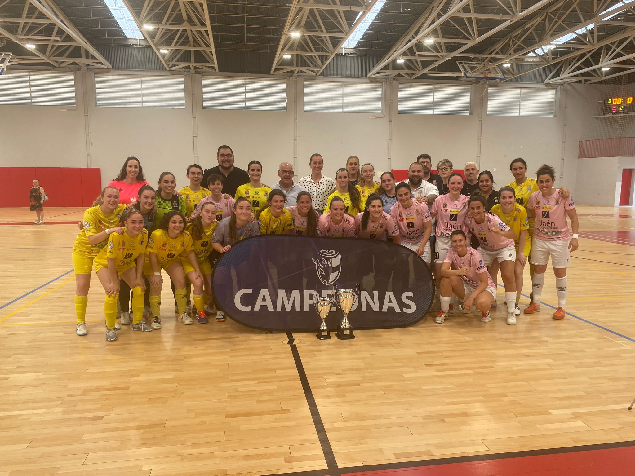 FOTO DE LAS AUTORIDADES CON LAS CAMPEONAS.