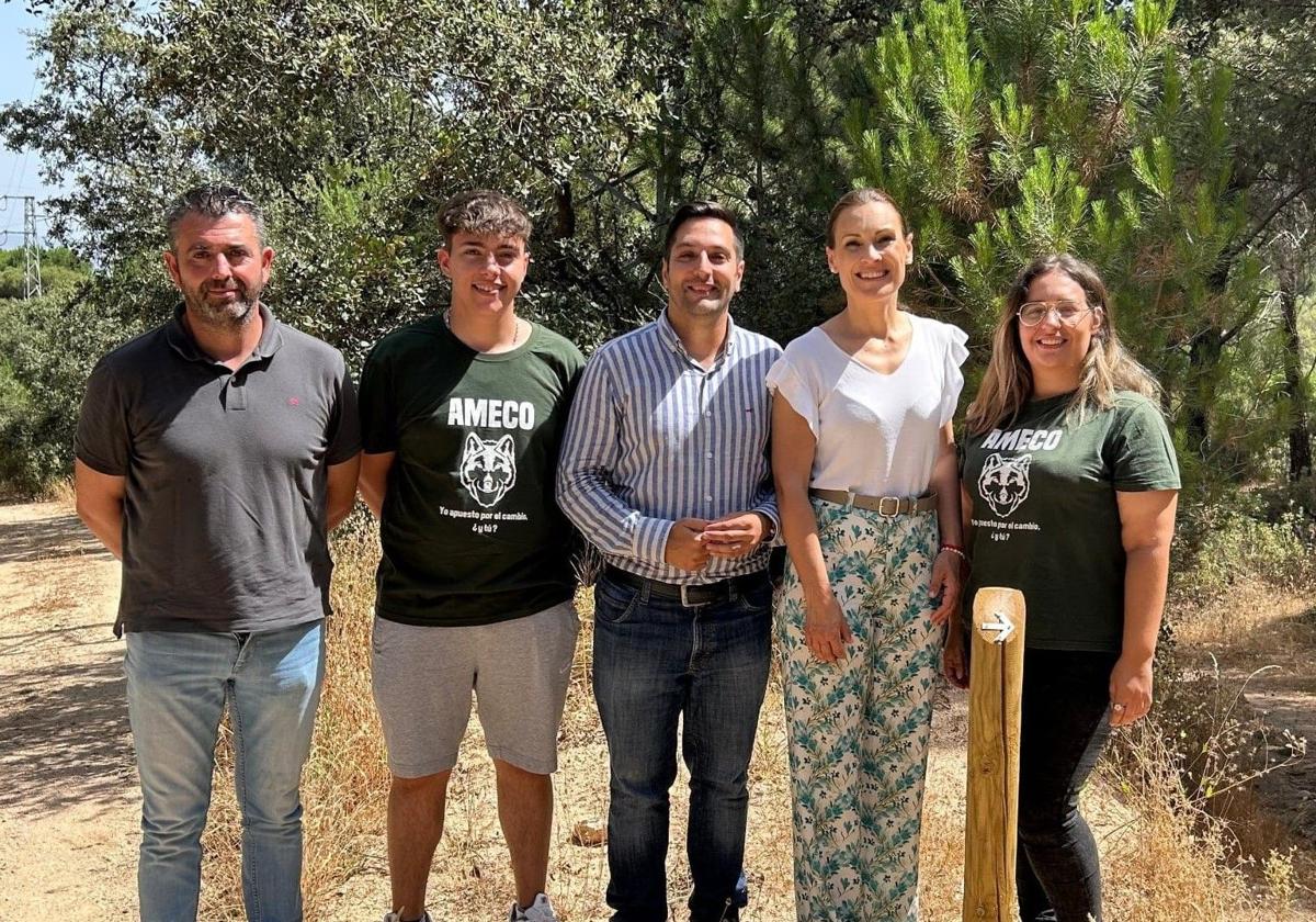 Marín, Rodríguez y la delegada con miembros de Ameco.