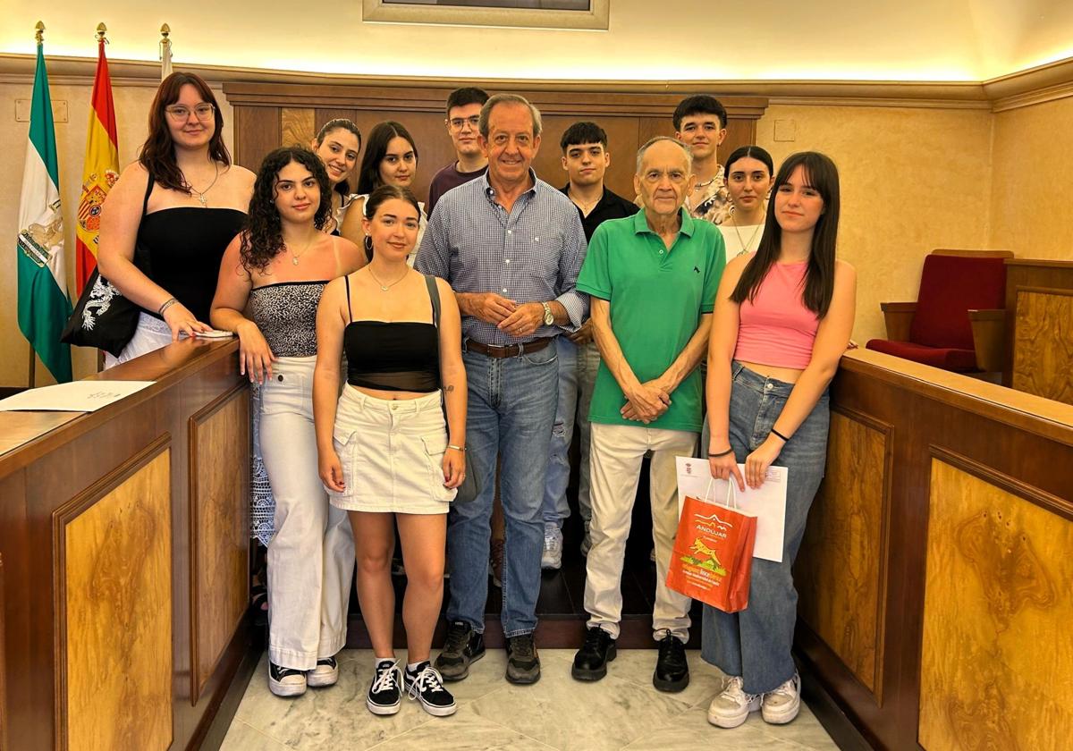 El alcalde y el director del centro educativo con el alumnado participante.