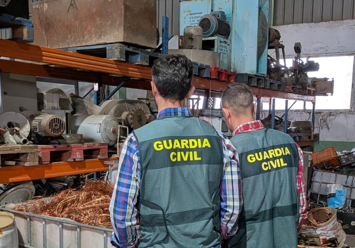 OPERATIVOS DEL INSTITUTO ARMADO CON EL MATERIAL SUSTRAIDO.