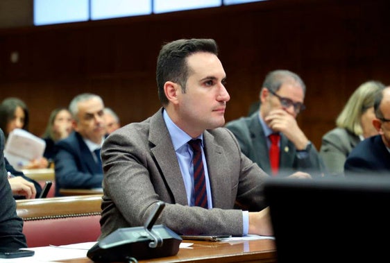 Latorre recalca que la responsabilidad de las placas solares recae sobre la Junta