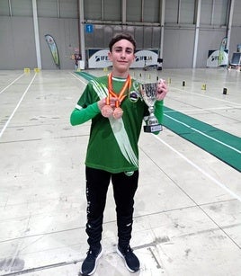 HUGO VICO POSA CON NUMEROSOS TROFEOS.