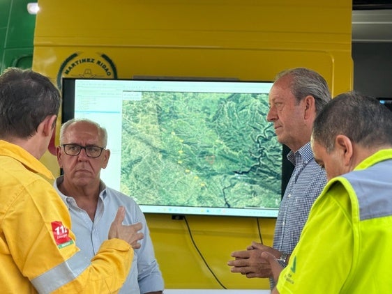 Jesús Esrella y Paco Carmona, ayer en puesto de mando avanzado.