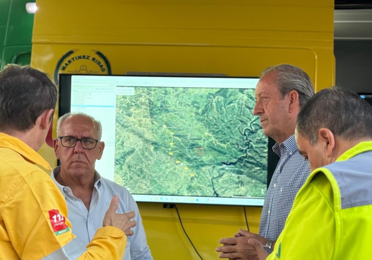 Jesús Esrella y Paco Carmona, ayer en puesto de mando avanzado.
