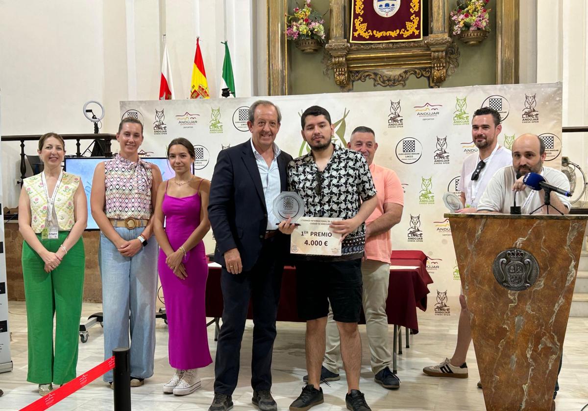 El ganador posa con las autoridades.