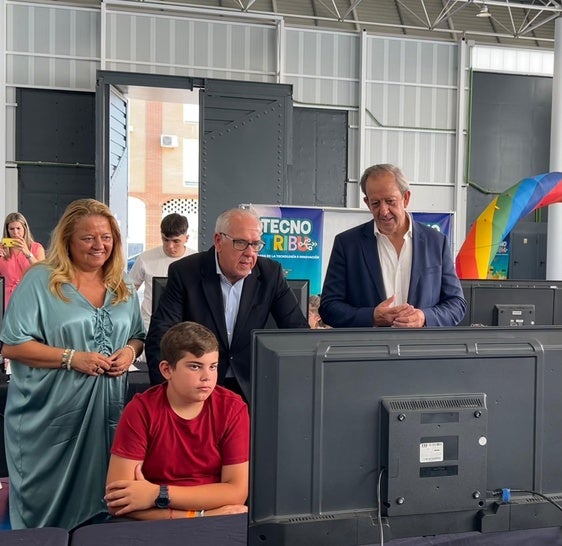 ÁNGELA HIDALGO, JESÚS ESTRELLA Y FRANCISCO CARMONA EN LA INAUGURACIÓN DE ESTA MAÑANA.