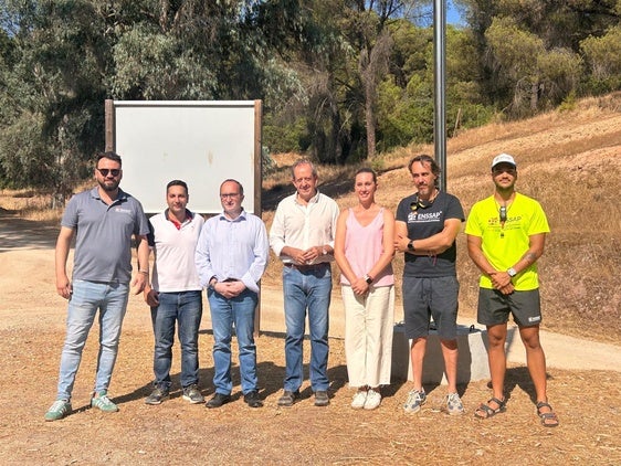 EL DELEGADO Y EL ALCALDE JUNTO CON MIEMBROS DE LA CORPORACIÓN MUNICIPAL.