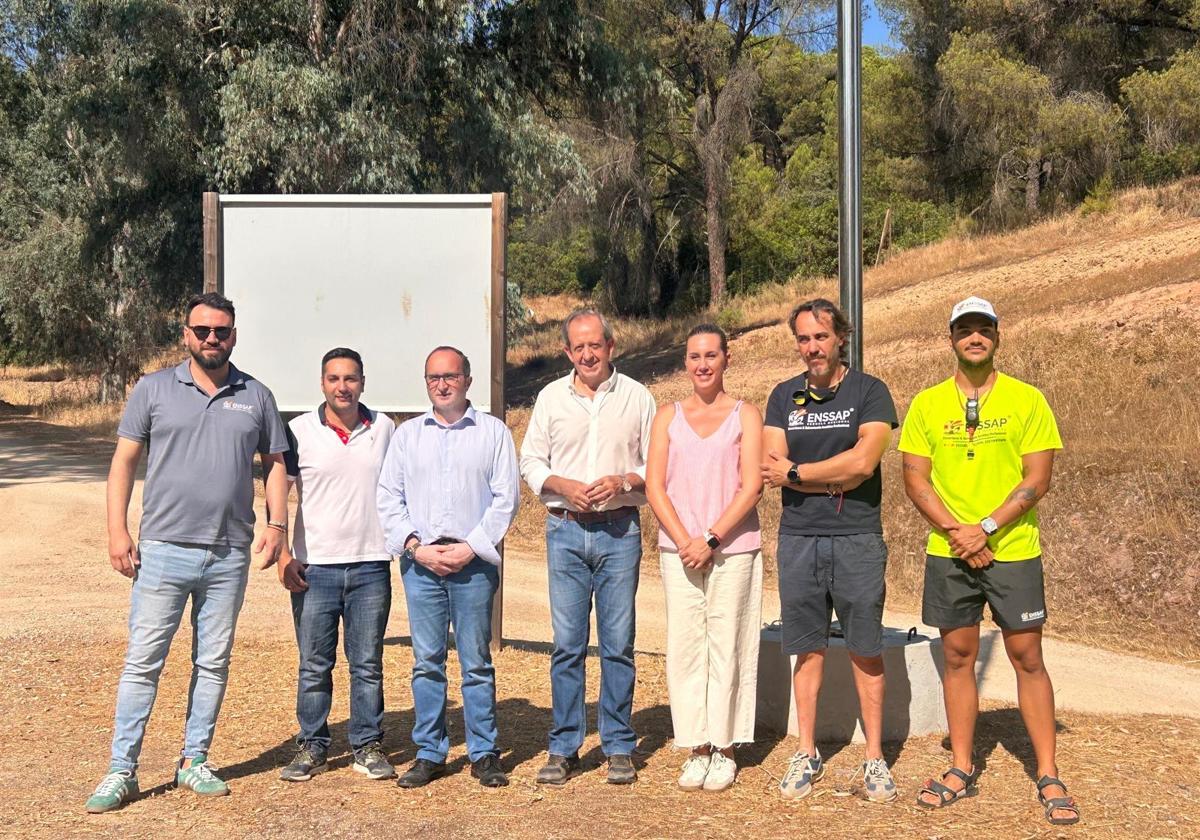 EL DELEGADO Y EL ALCALDE JUNTO CON MIEMBROS DE LA CORPORACIÓN MUNICIPAL.