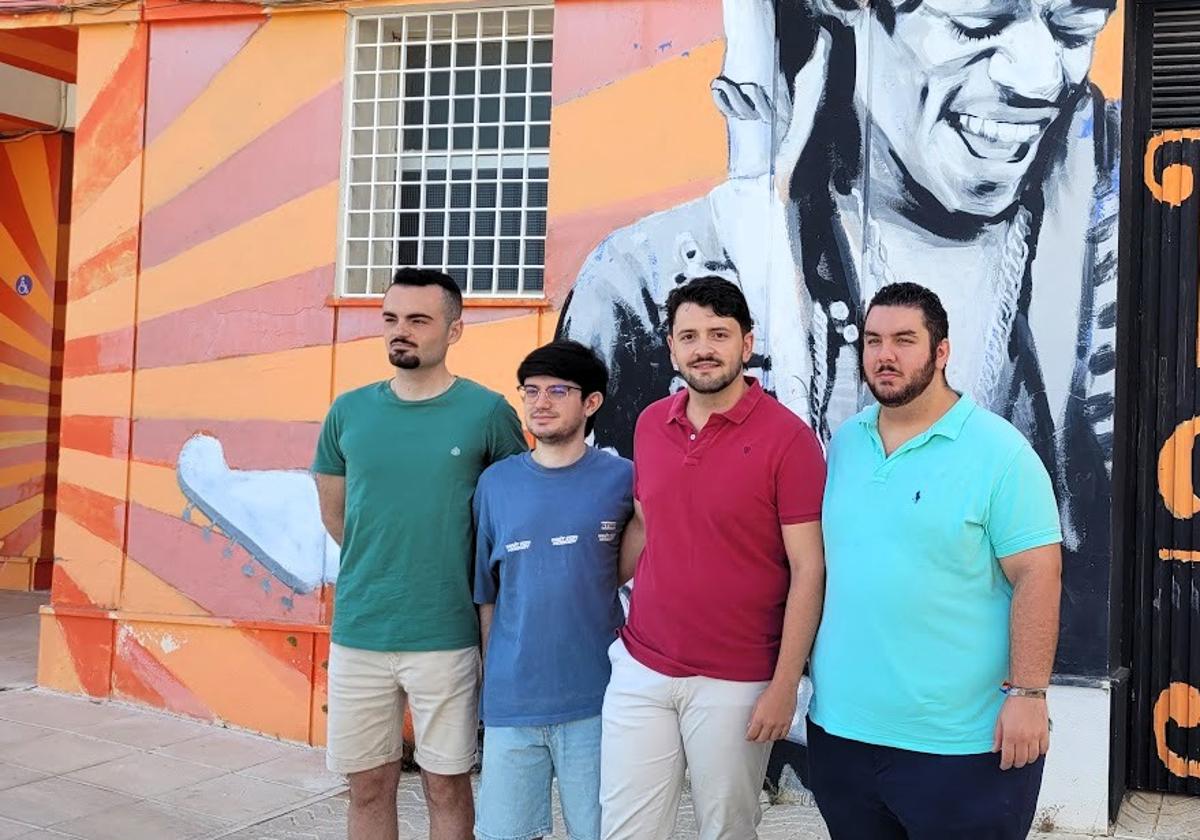 Menasalvas, segundo por la derecha, con sus compañeros de Juventudes de Andújar en las puertas de la sala de ensayo.