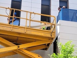 Operarios en la construcción de la comisaría de Policía.