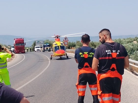 VPOMBEROS DE ANDÚJAR EN EL ACCIDENTE DE LA CARRETERA DE ARJONA ACAECIDO LA PASADA SEMANA.