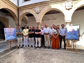 El alcalde, la concejala de Cultura y Paco Ortega posan con los patrocinadores en la presentación de ayer en Palacio de los Niños de Don Gome.