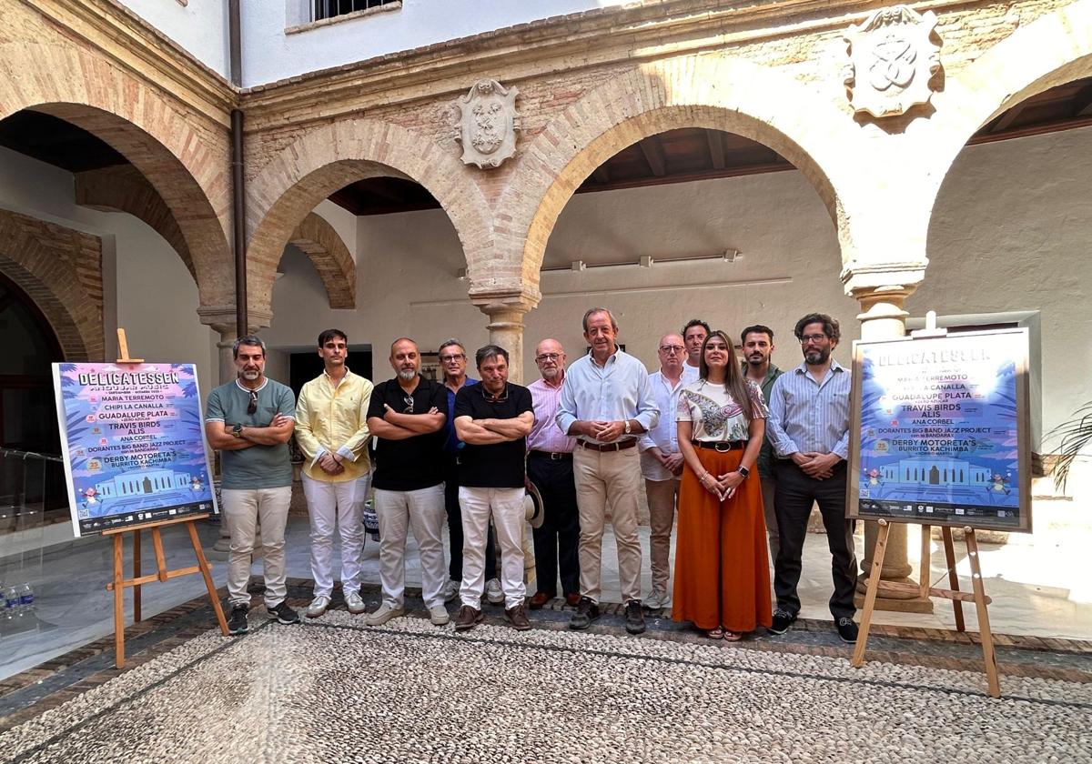 El alcalde, la concejala de Cultura y Paco Ortega posan con los patrocinadores en la presentación de ayer en Palacio de los Niños de Don Gome.