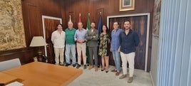 Salvador Pérez entre el alcalde y la gerente de la Cámara, esta mañana en la presentación en el Consistorio.