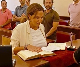 La nueva edil durante la jura el pasado lunes y actuales miembros de la Corporación Municipal.