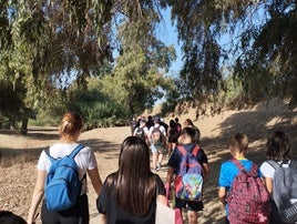 os chavales durante una ruta por la ribera del Guadalquivir.