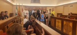 RECEPCIÓN DE LOS JÓVENES EN EL AYUNTAMIENTO.