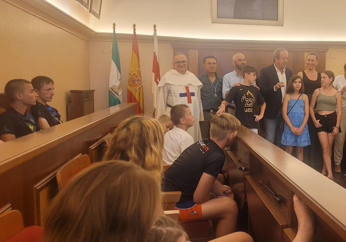 RECEPCIÓN DE LOS JÓVENES EN EL AYUNTAMIENTO.
