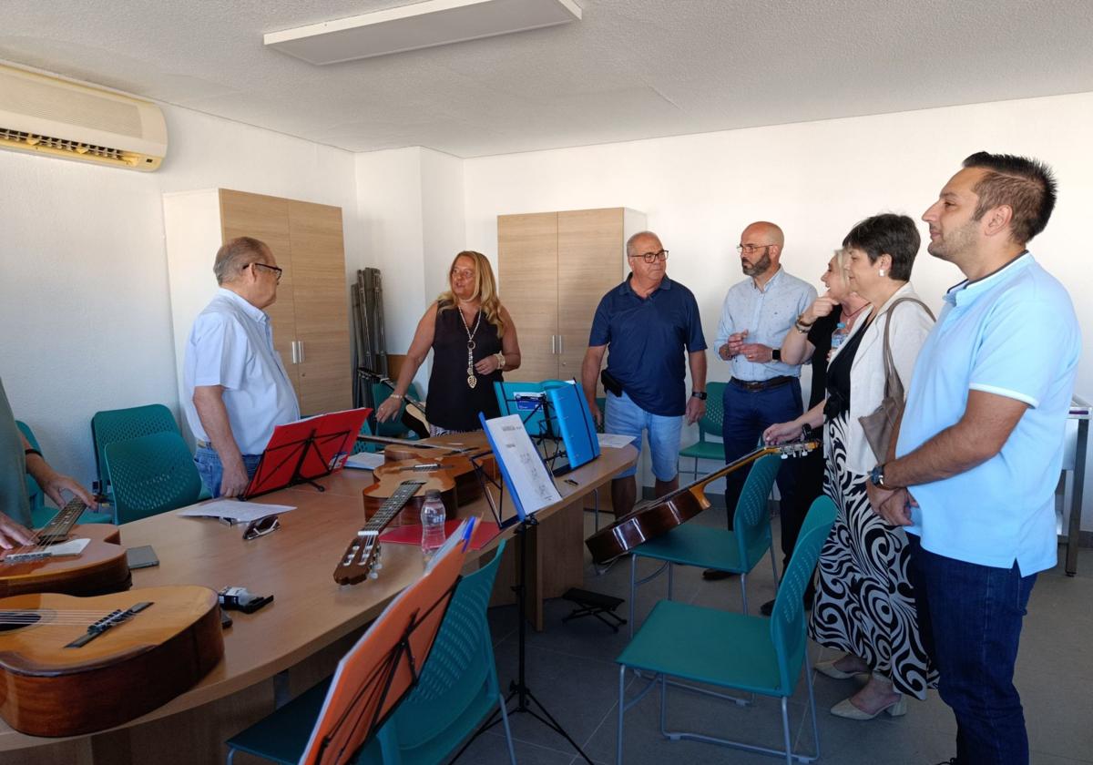 HIDALGO CONVERSA CON UNO DE LOS INTEGRANTES DEL TALLER DE MÚSICA.