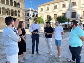 Latorre con miembros de Juventudes esta mañana en la Plaza de España iliturgitana.