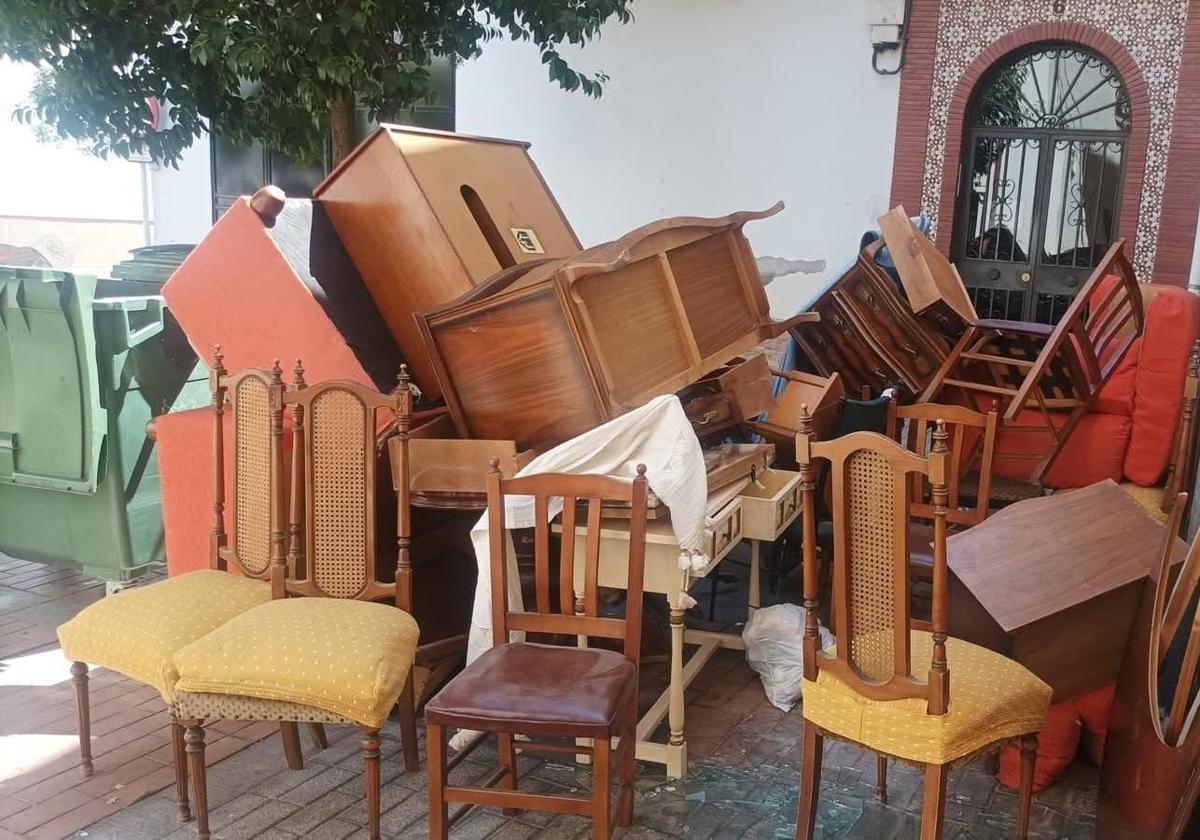 PROLIFERACIÓN DE MOBILIARIO AL LADO DE UN CONTENEDOR.