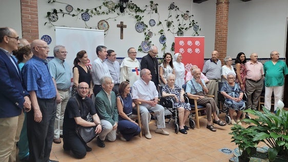 Asistentes al acto de entrega de los fondos en la Casa Hogar de Cáritas.