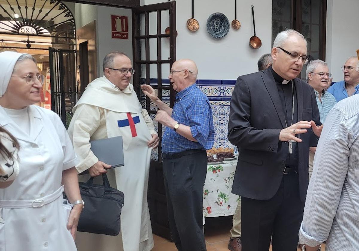 El obispo, Sebastián Chico, en su visita a la residencia de Cáritas para la entrega del proyecto social.
