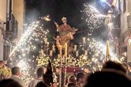Espectaculares bengalas a San Bartolomé por la calle La Quinta.