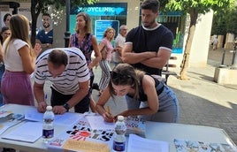 CIUDADANOS ESTAMPAN SUS FIRMAS EN LA MAÑANA DE ESTE SÁBADO.