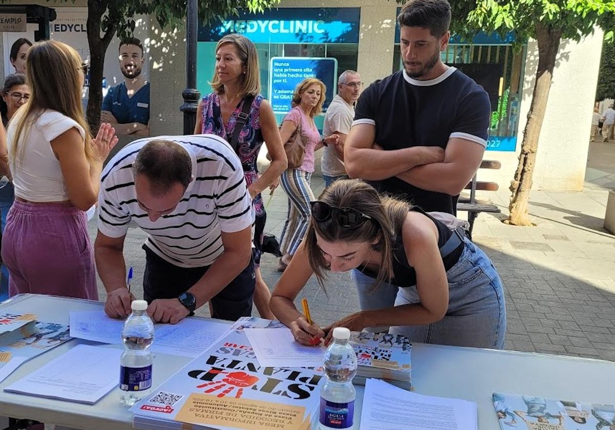 CIUDADANOS ESTAMPAN SUS FIRMAS EN LA MAÑANA DE ESTE SÁBADO.
