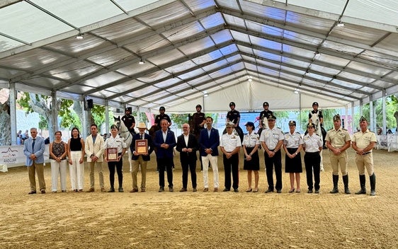 AUTORIDADES DURANTE EL ACTO DE HOMENAJES EN LA INAUGURACIÓN.
