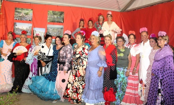 MUJERES ATAVIADAS DE GITANA EN LA NOCHE DE VOLANTES DE LA CASETA DE LA FEDERACIÓN DE PEÑAS ROMERAS Y MARIANAS Y TRADICINAL PUESTO DE VINOS.