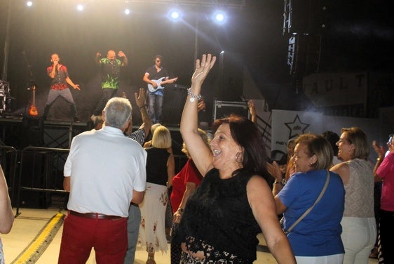 BAILE BAJO LOS ACORDES DE LA ORQUESTA EN CASETA MUNICIPAL.