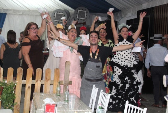 ALEGRÍA Y DESENFRENO EN LA CASETA DE LA JARANA ANOCHE DOMINGO.