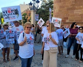 La gente ha llevado sus camisetas y portado las pancartas.