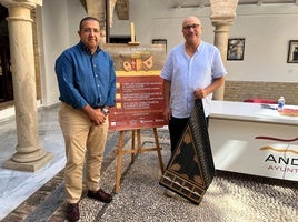 Manuel Fernández y Aziz Samsaoui con el cartel de los tres conciertos.