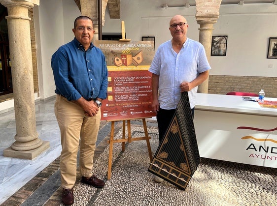 Manuel Fernández y Aziz Samsaoui con el cartel de los tres conciertos.